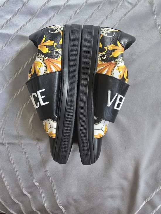 Versace Black & Yellow - Picture 2 of 9